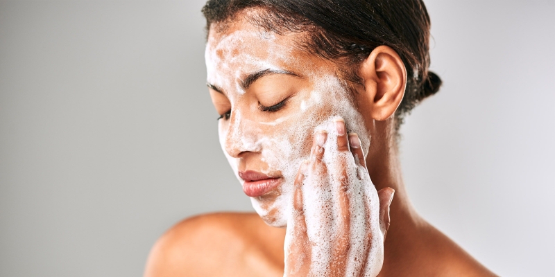 Da “bùng nổ” mụn do dùng bông tẩy trang - Nguyên nhân vì sao? 3