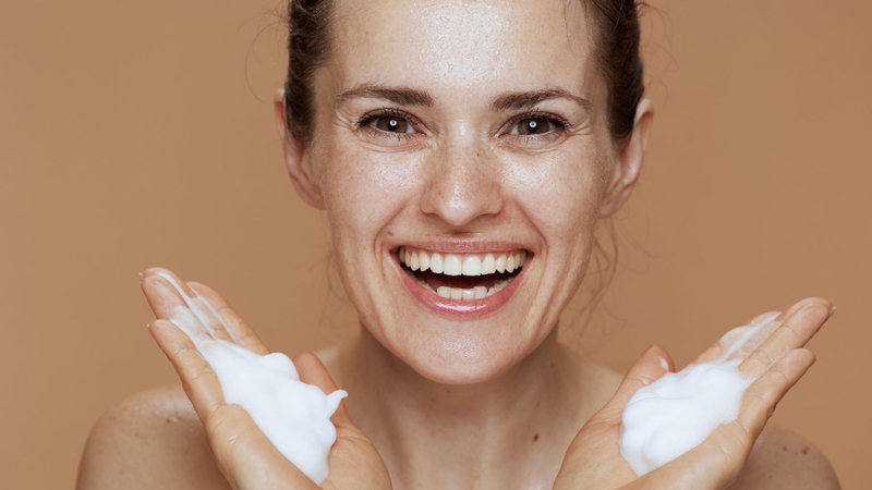 Làm sạch dịu nhẹ giúp hạn chế khô căng và bảo vệ hàng rào da sau tuổi 50