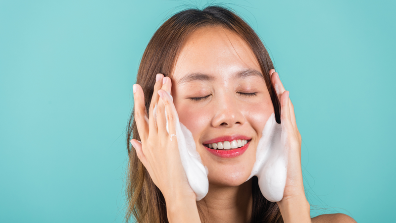 Nên cho một lượng sữa rửa mặt vừa đủ ra lòng bàn tay, sau đó xoa nhẹ để tạo lớp bọt mịn