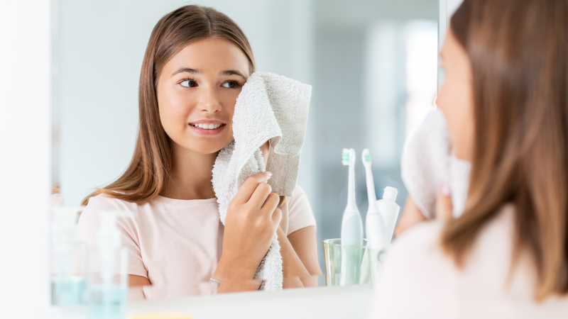 Dùng khăn mềm hoặc bông tẩy trang thấm nhẹ cho da khô, không chà mạnh