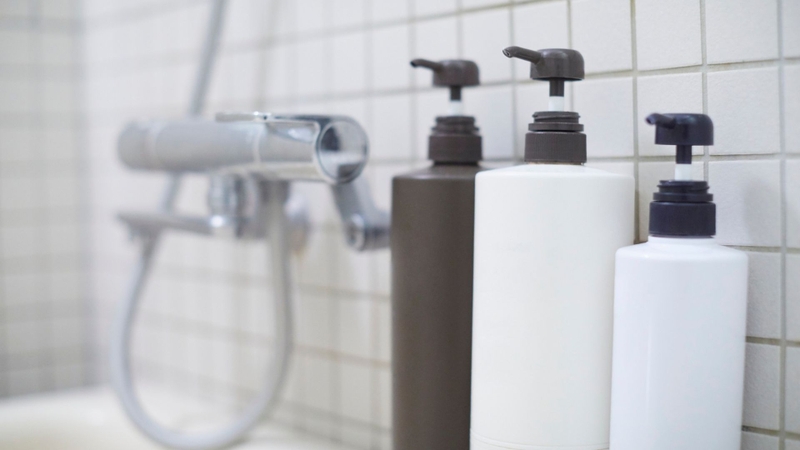 Bạn nên tránh xa các loại dầu gội chứa nhiều silicon nặng nếu thuộc tuýp da đầu dầu