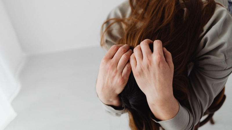 Bạn nên hạn chế việc chạm tay vào tóc bởi điều này sẽ khiến tóc nhanh bết dính