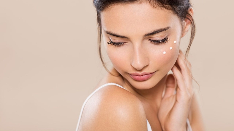 Da hỗn hợp thiên khô nên dùng AHA hay BHA?1