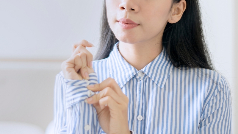 Mặc quần áo quá chật, chất liệu không thoáng khí hoặc không thấm hút mồ hôi có thể khiến nhiệt bị giữ lại trên bề mặt da