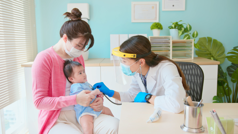 Nếu trẻ bị khô da kèm theo các triệu chứng toàn thân như sốt, cha mẹ nên đưa trẻ đi khám