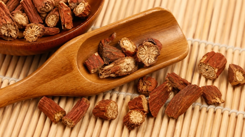 Đan sâm có tác dụng gì? Đan sâm thường được sử dụng trong các bài thuốc hỗ trợ điều trị đau bụng kinh