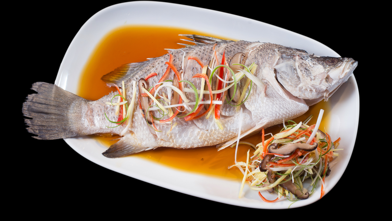 Hấp, nướng hoặc áp chảo ít dầu giúp hạn chế năng lượng bổ sung khi chế biến cá