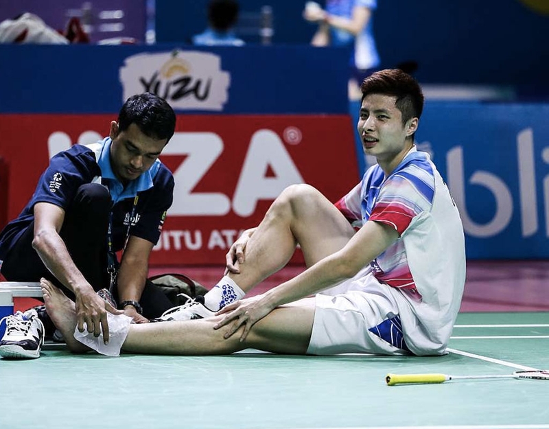 Đánh cầu lông bị đau đầu gối: Nguyên nhân, cách khắc phục