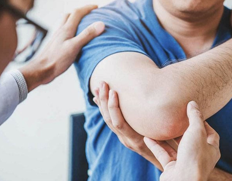 Đánh cầu lông bị đau khuỷu tay có nguy hiểm không? 2