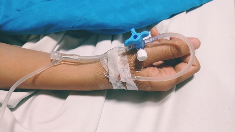 Cần nhanh chóng thiết lập đường truyền tĩnh mạch chắc chắn để truyền dịch và thuốc