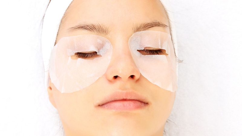 Đắp mặt nạ mắt có cần rửa lại không? Giải đáp chi tiết 1