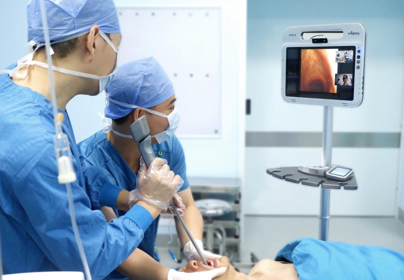 Đặt nội khí quản ở người lớn được thực hiện như thế nào? 1