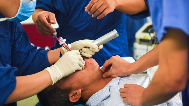 Đặt nội khí quản ở người lớn được thực hiện như thế nào? 2