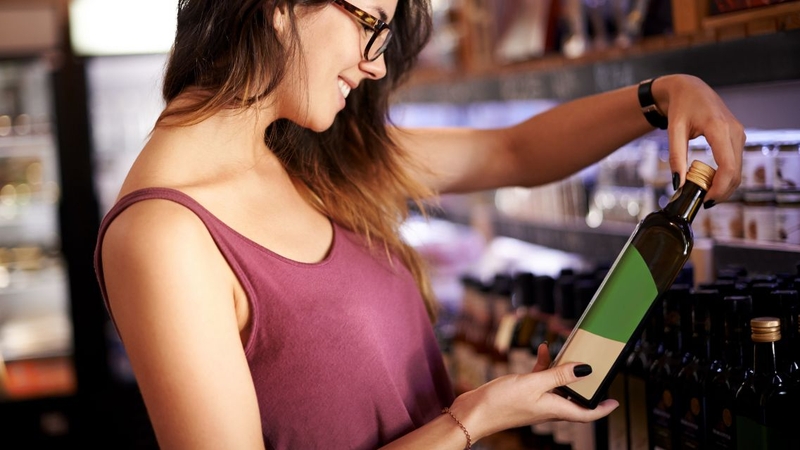 Kiểm tra hạn sử dụng của dầu ăn trước khi mua