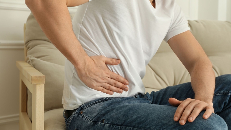 Đau bụng bên phải là triệu chứng khá phổ biến, có thể xuất phát từ nhiều nguyên nhân khác nhau