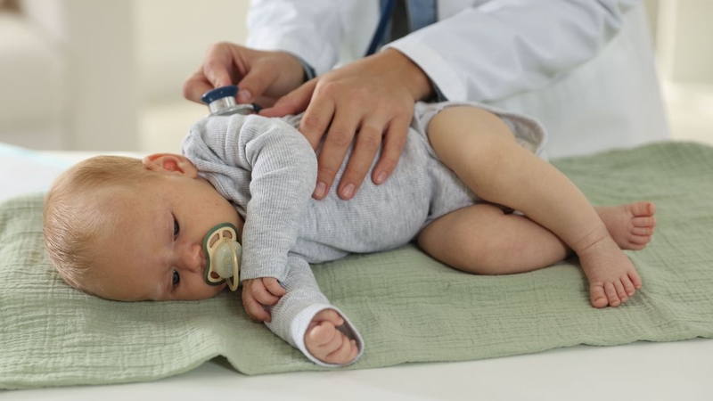 Nên cho trẻ đi khám nếu có dấu hiệu khó chịu ảnh hưởng đến sinh hoạt và sức khỏe