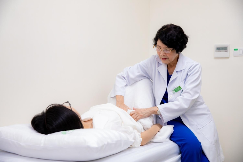 Thăm khám bác sĩ khi có biểu hiện đi tiểu nhiều lần và đau bụng dưới