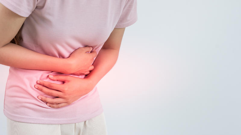 Đau giữa bụng lan sang hai bên thường liên quan đến bệnh lý tiết niệu hoặc tiêu hóa