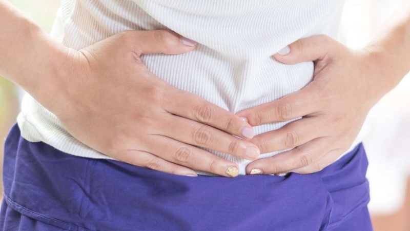 Đau bụng quặn từng cơn trên rốn do đâu? Hỗ trợ giảm đau hiệu quả 4