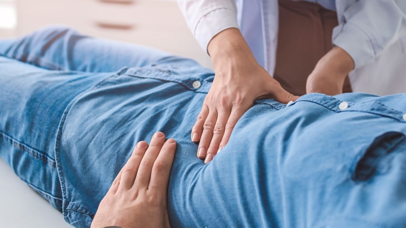 Thăm khám sớm giúp xác định nguyên nhân đau bụng trên rốn, gần ức và điều trị kịp thời