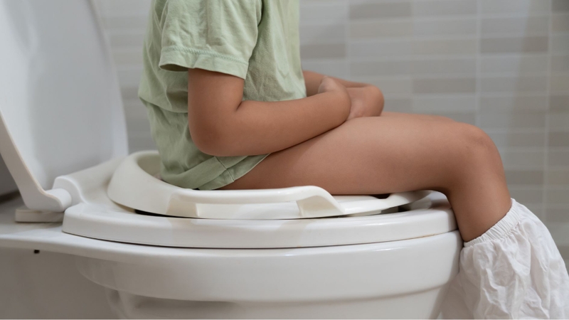 Cần đưa trẻ đi khám khi đau bụng, đi ngoài kéo dài