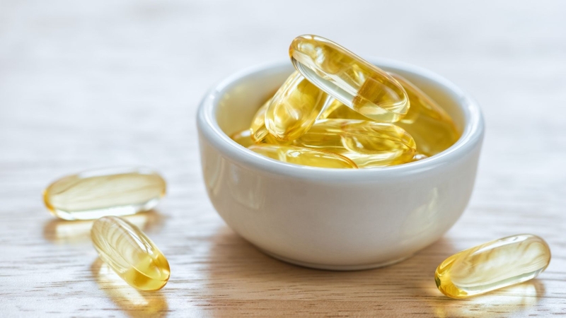 Bạn có thể uống dầu cá cùng một bữa ăn và chọn thời điểm dễ duy trì đều đặn