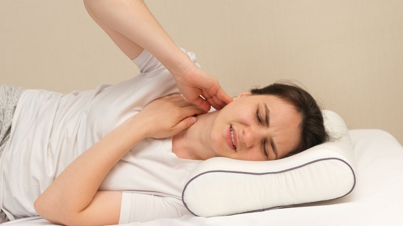 Gối quá cao hoặc quá thấp có thể làm tăng nguy cơ đau và cứng cổ