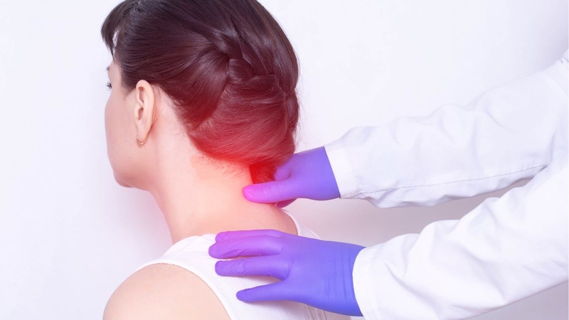 Nên đi khám nếu đau cổ kéo dài, kèm tê yếu tay hoặc các dấu hiệu bất thường