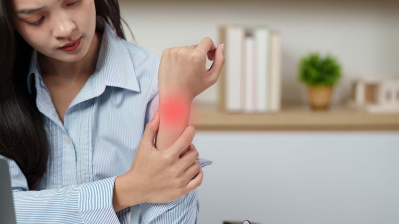 Đau cổ tay khi chống tay có thể là dấu hiệu của chấn thương hoặc bệnh lý xương khớp