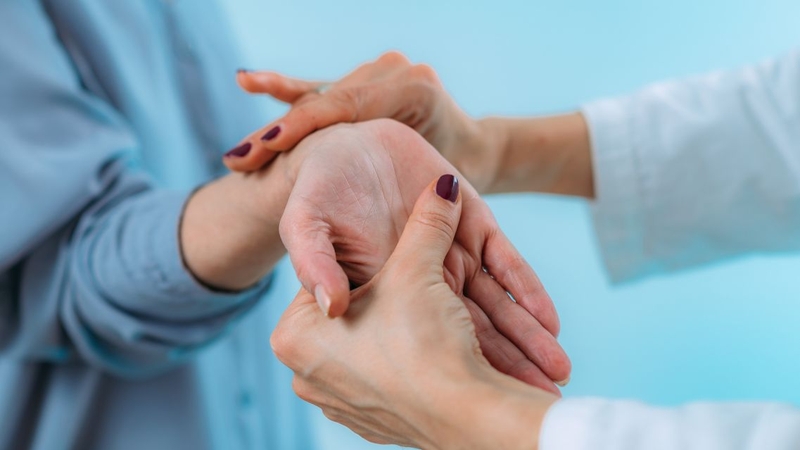 Điều trị đúng nguyên nhân giúp giảm đau và phục hồi chức năng cổ tay hiệu quả