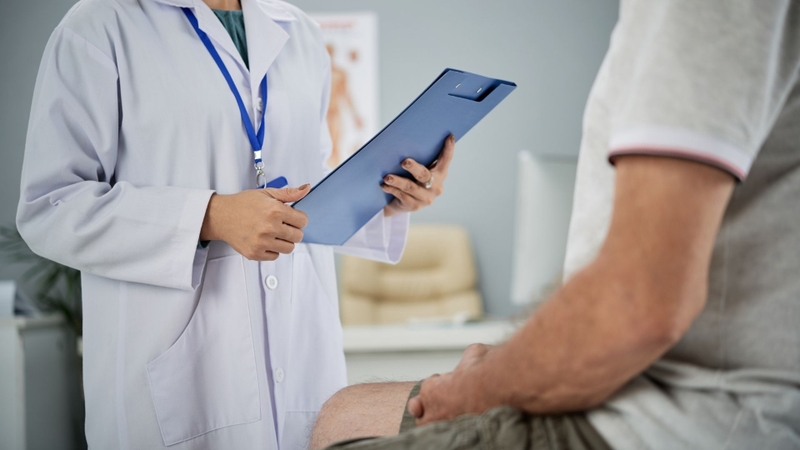 Chuẩn bị đầy đủ hồ sơ bệnh án giúp quá trình khám sức khỏe diễn ra thuận lợi