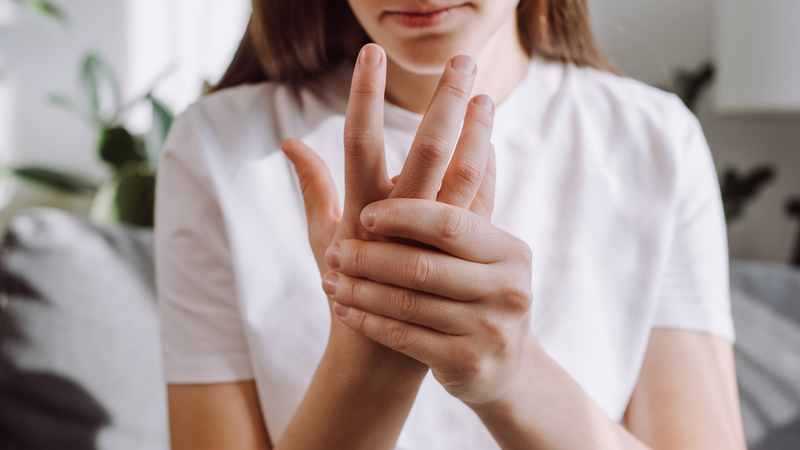 Tê, ngứa ran, yếu cơ, thường bắt đầu ở tay hoặc chân