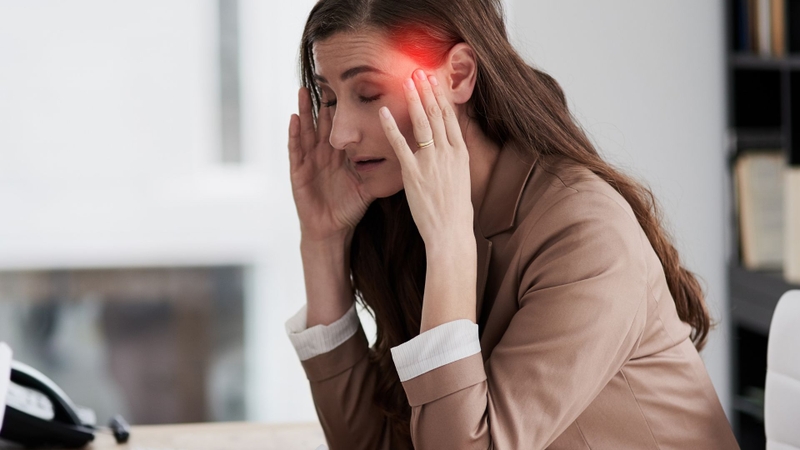 Đau đầu nhói như dao đâm là kiểu đau xuất hiện bất ngờ, rất mạnh và có cảm giác như bị vật sắc nhọn đâm vào đầu