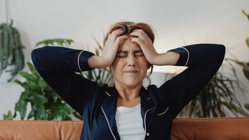 Triệu chứng của đau đầu nhói kiểu như dao đâm là đau nhói, sắc và xuất hiện đột ngột ở một điểm trên đầu