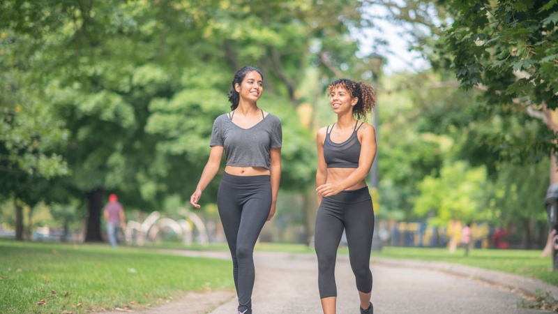 Tập thể dục đều đặn như đi bộ nhanh, tập yoga, đạp xe hoặc bơi lội giúp điều hòa tuần hoàn và giảm stress