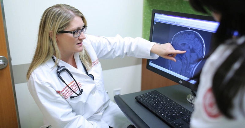 Đau đầu kèm nhức mắt cần đi khám khi có biểu hiện bất thường