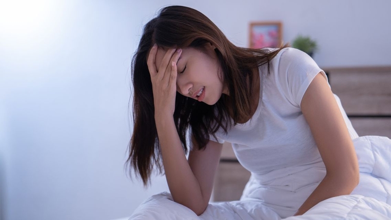 Đau đầu kèm mờ mắt, sốt hoặc yếu tay chân cần đi khám ngay