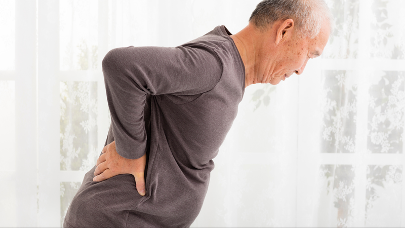 Người cao tuổi thường gặp tình trạng thoái hóa cột sống