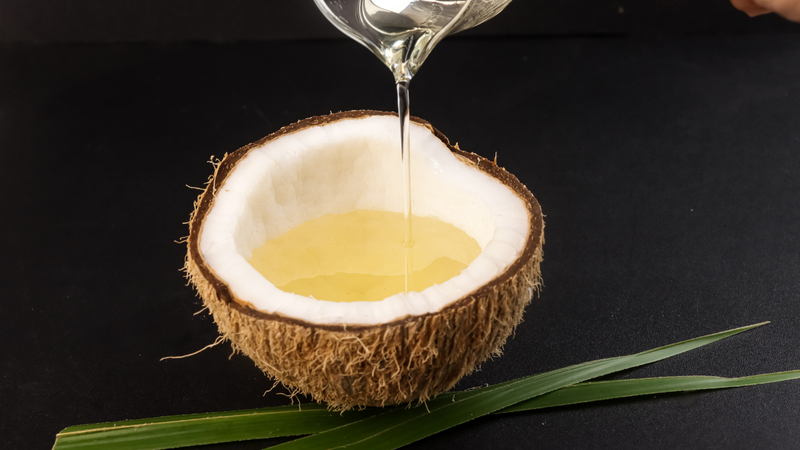 Nên sử dụng dầu dừa vừa phải và cân đối với các nguồn chất béo khác trong chế độ ăn
