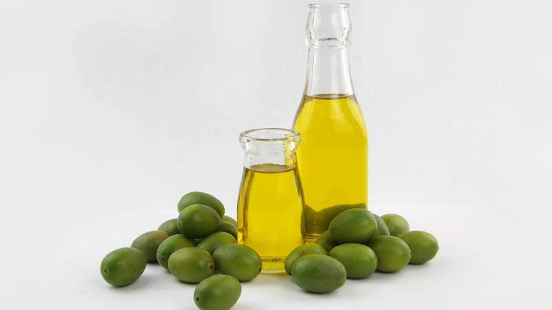 Dầu ô liu có thể giúp cải thiện cholesterol bằng cách giảm LDL, tăng HDL