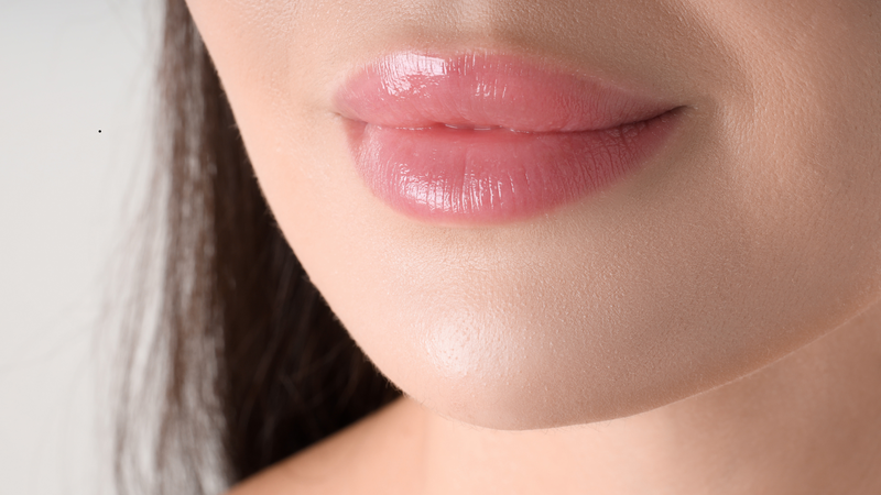 dầu dừa là một giải pháp lý tưởng để chăm sóc đôi môi nứt nẻ