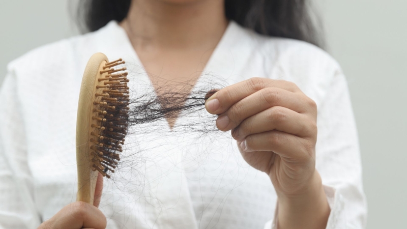 Người có tóc yếu, dễ gãy do hư tổn có thể sử dụng dầu gội bưởi