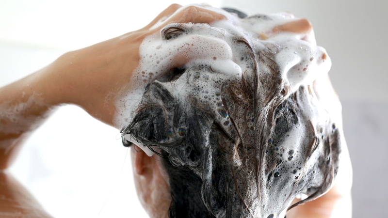 Thoa dầu gội chủ yếu lên da đầu và massage nhẹ nhàng bằng đầu ngón tay