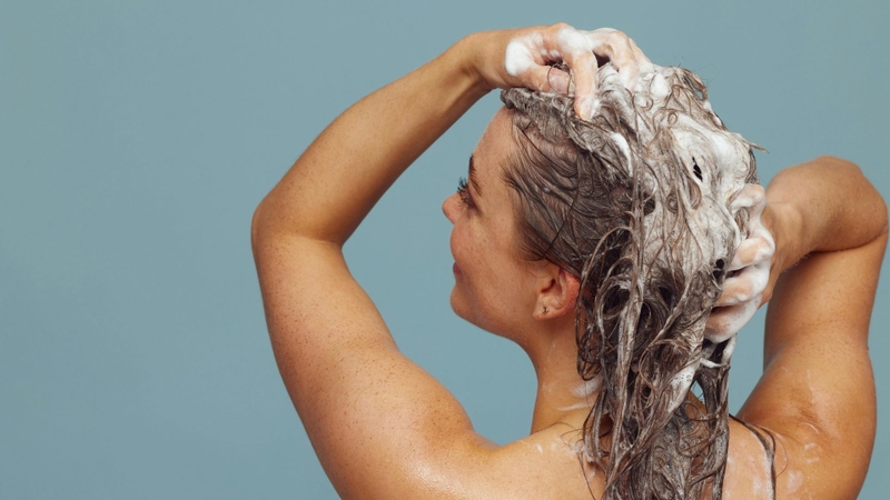 Dầu gội cho tóc uốn nên có thành phần dưỡng ẩm