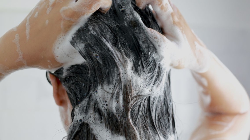 Dầu gội không chứa sulfate, paraben và silicon chăm sóc tóc theo hướng dịu nhẹ và an toàn