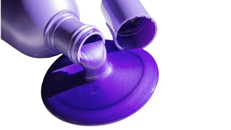 Massage nhẹ nhàng để sắc tố tím phân bố đều trên toàn bộ mái tóc