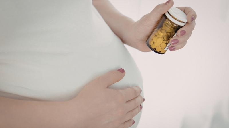 Thai kỳ cần bổ sung sắt và canxi đầy đủ để phòng thiếu hụt và biến chứng