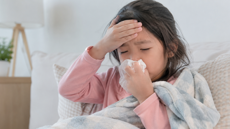 Trẻ bị cảm lạnh kèm sốt thường xuất hiện ho, nghẹt mũi, sổ mũi