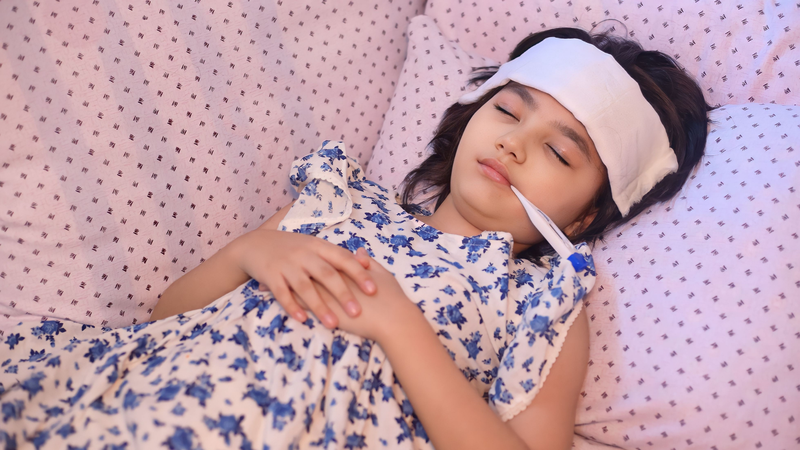 Đưa bé đến cơ sở y tế khi sốt cao hoặc khó thở