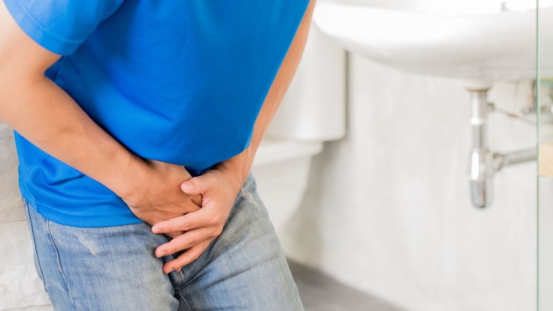 Nam giới có thể cảm thấy nóng rát hoặc đau khi đi tiểu